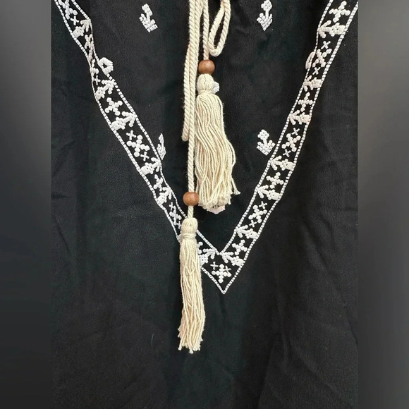Dream State Black White Boho Embroidered Aztec Southwestern Tasel Blouse Size M - Picture 6 of 10